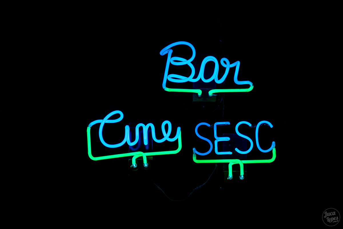 Letreiro em neon do Bar do CineSesc