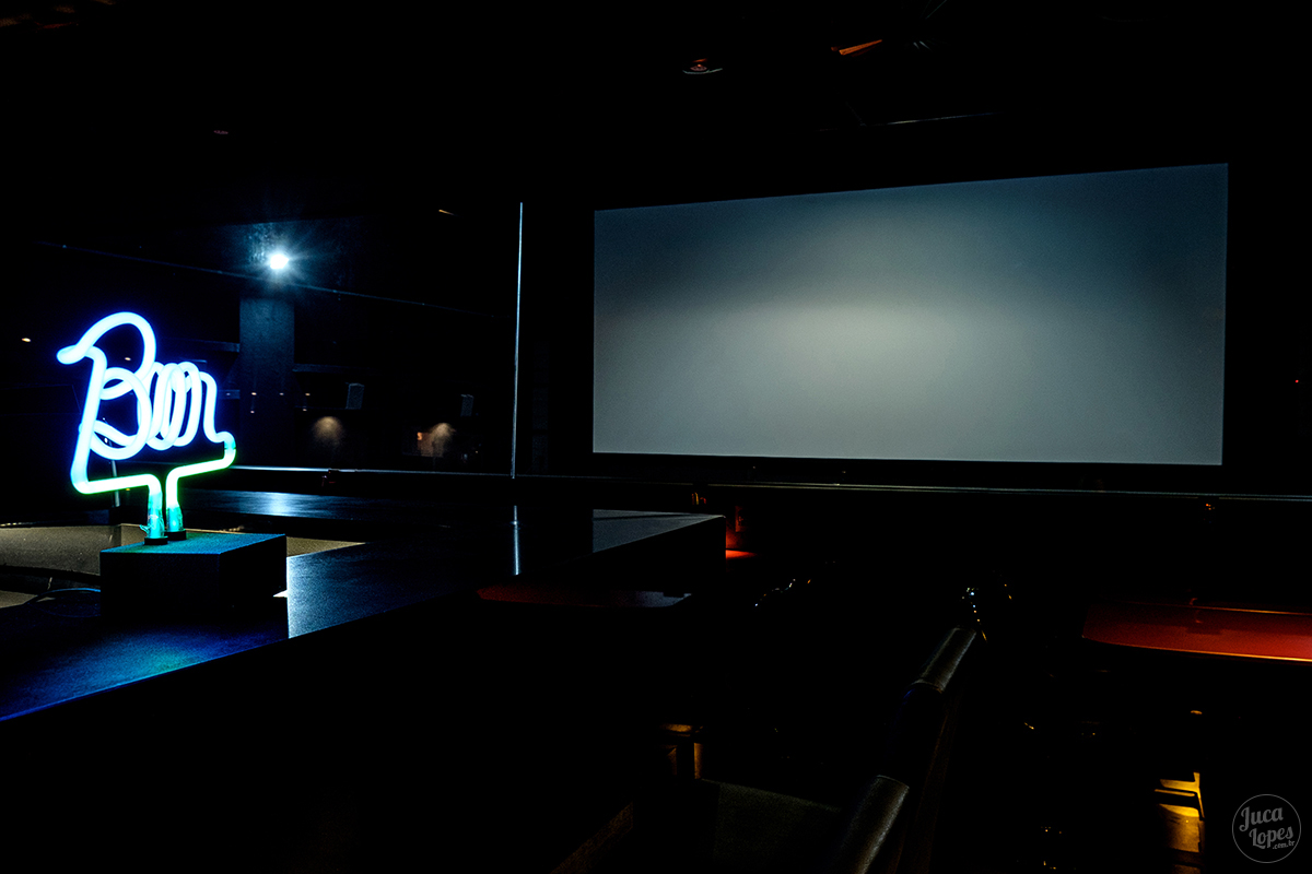 Vista da tela da sala de cinema a partir do balcão do bar do CineSesc de São Paulo.